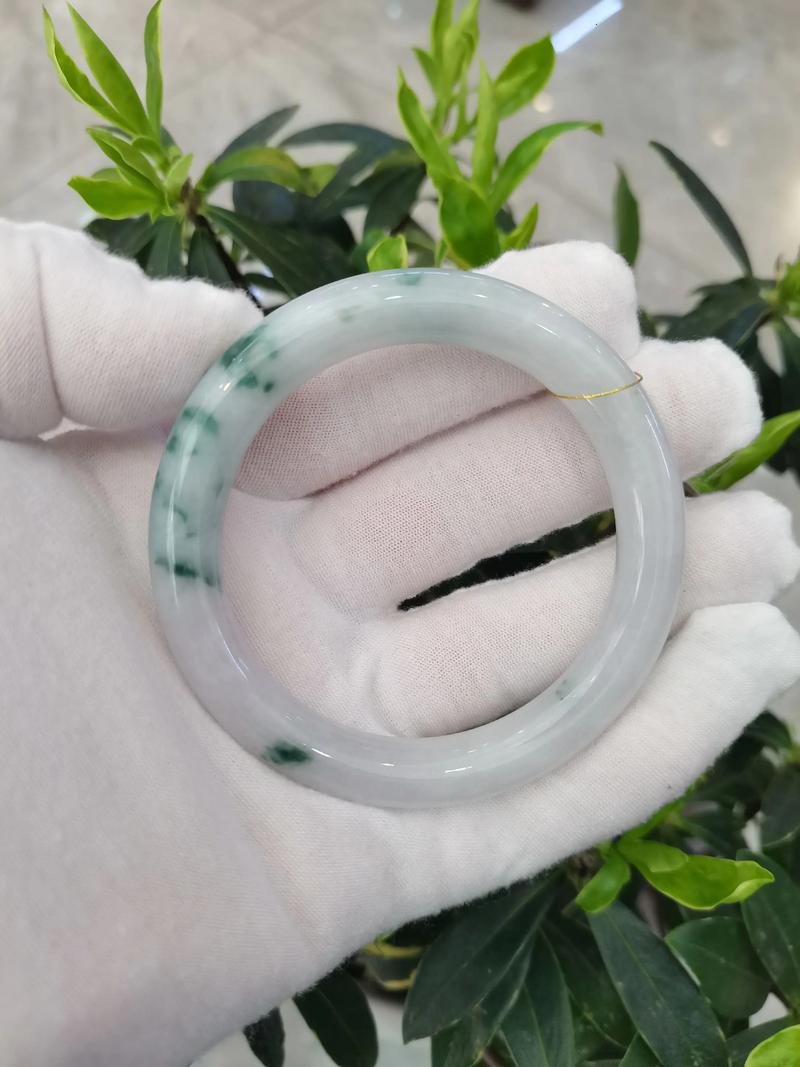 翡翠手镯：传承千年经典的魅力